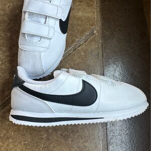 Nike Cortez Basic 102 Kids White and Black Sneakers Sz 1Y NWOT